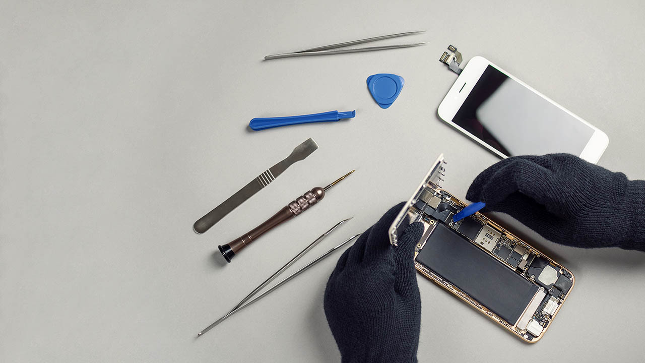 修理工具とiPhoneの内部（バッテリー交換作業）