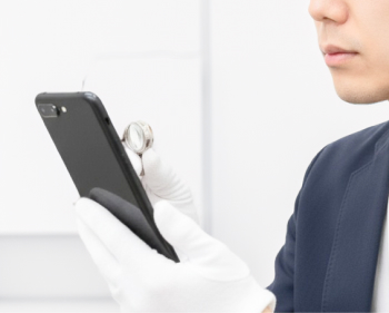 専門スタッフがスマホを査定する様子