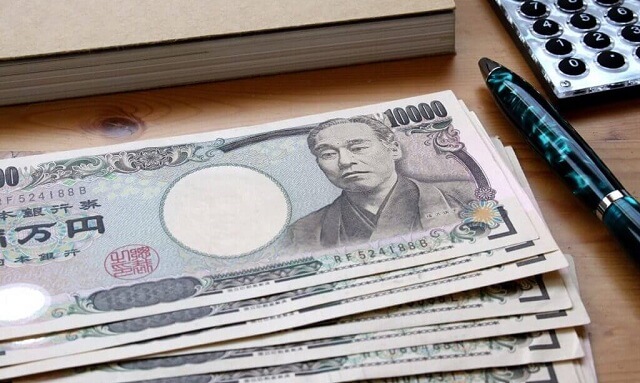 一万円札と電卓とペン
