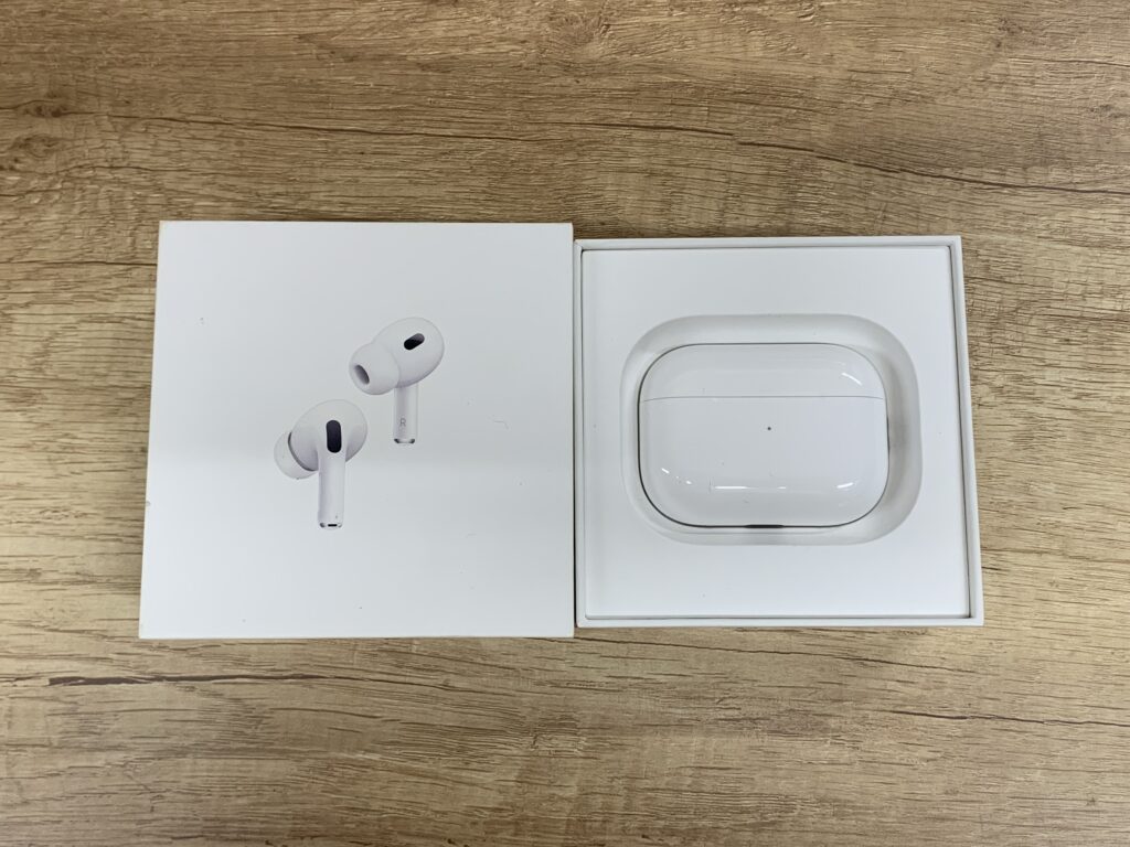 開いた箱のトレイにAirPods Proの充電ケースを収めた状態