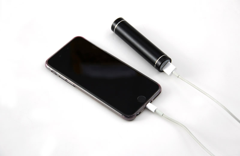 スマホにケーブルでつないで動作を確かめるモバイルバッテリー