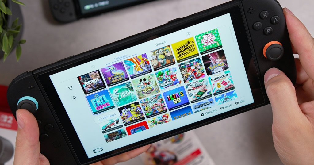 Nintendo Switch 2を両手で持ってソフト一覧を確かめる様子