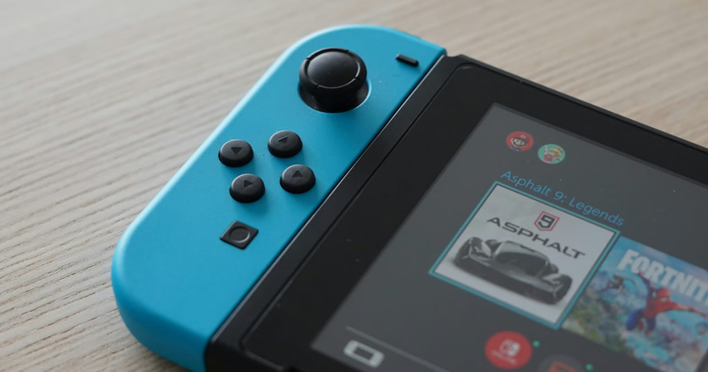 ネオンブルーのJoy-Conを取り付けたNintendo Switchの操作ボタン