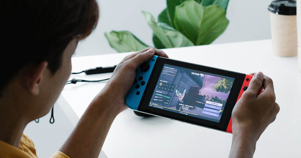 携帯モードでNintendo Switchを遊ぶ人の手元