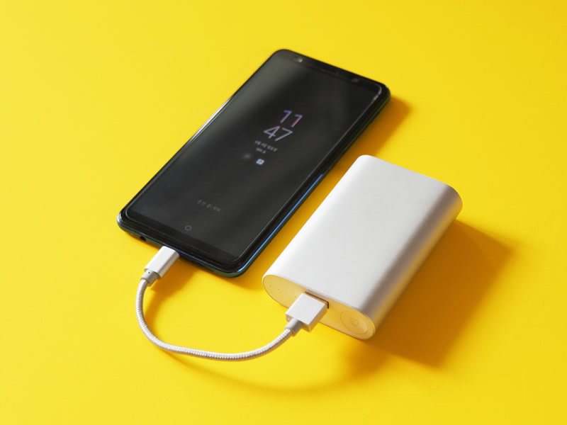 付属ケーブルとそろえて査定に出す準備をするモバイルバッテリー