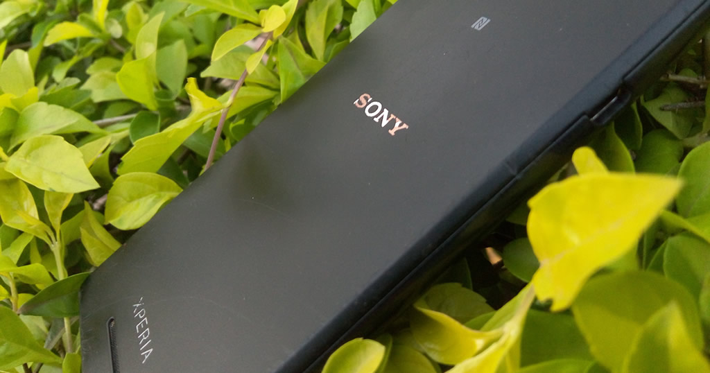 黒いXperiaの背面にあるSONYロゴとカメラ部分を確かめている様子